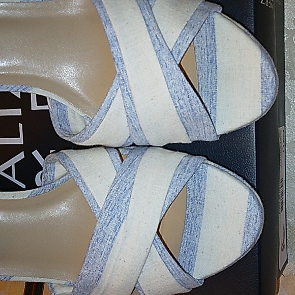 Naturalizer Sandals - Picture 4 of 11